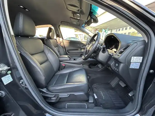 ホンダ ヴェゼル ハイブリッド Z 岡山県 2015(平27)年 4.6万km クリスタルブラックパール 登録時走行距離45112km/純正SDナビ(CD&DVD&USB&BT)/バックカメラ/ETC/フルセグTV/プッシュスタート/スマートキー/クルーズコントロール/衝突軽減システム/保証書/取扱説明書