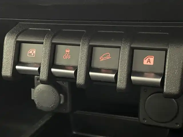 スズキ ジムニー XC 愛知県 2025(令7)年 0.1万km未満 ミディアムグレー 届出済未使用車　シートヒーター　クルーズコントロール　スズキセーフティサポート　衝突軽減装置　ＬＥＤヘッドライト　オートライト　フォグランプ　車線逸脱警報　背面タイヤ　リヤパーキングセンサー　禁煙車