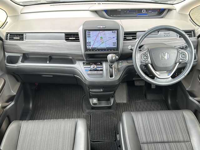 ホンダ フリード G ホンダセンシング 静岡県 2018(平30)年 1.8万km コバルトブルーパール 純正9インチナビ/・CD/DVD/・FM/AM/・フルセグTV/・Music Rack/・SD/・Bluetooth/ホンダセンシング/●衝突軽減ブレーキ〈CMBS〉/●誤発進抑制機能/●ACC〈アダプティブ・クルーズ・コントロール〉/●LKAS〈車線維持支援システム〉/●歩行者事故低減ステアリング/●路外逸脱抑制機能/●先行車発進お知らせ機能/●標識認識機能/主要装備/・両側パワースライドドア　/・レーダークルコン/・ＥＴＣ/・ＬＥＤヘッドライト/・ハーフレザーシート/・レーンキープ/・横滑り防止装置/・純正１５インチアルミ/・本革巻ステアリング/・アイドリングストップ