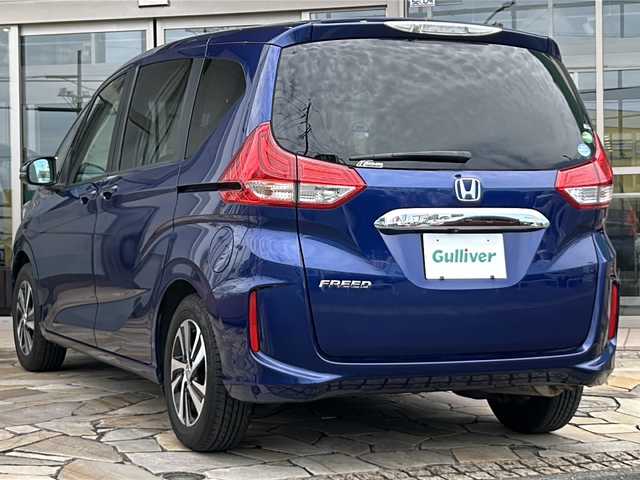 ホンダ フリード G ホンダセンシング 静岡県 2018(平30)年 1.8万km コバルトブルーパール 純正9インチナビ/・CD/DVD/・FM/AM/・フルセグTV/・Music Rack/・SD/・Bluetooth/ホンダセンシング/●衝突軽減ブレーキ〈CMBS〉/●誤発進抑制機能/●ACC〈アダプティブ・クルーズ・コントロール〉/●LKAS〈車線維持支援システム〉/●歩行者事故低減ステアリング/●路外逸脱抑制機能/●先行車発進お知らせ機能/●標識認識機能/主要装備/・両側パワースライドドア　/・レーダークルコン/・ＥＴＣ/・ＬＥＤヘッドライト/・ハーフレザーシート/・レーンキープ/・横滑り防止装置/・純正１５インチアルミ/・本革巻ステアリング/・アイドリングストップ