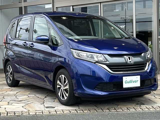 ホンダ フリード G ホンダセンシング 静岡県 2018(平30)年 1.8万km コバルトブルーパール 純正9インチナビ/・CD/DVD/・FM/AM/・フルセグTV/・Music Rack/・SD/・Bluetooth/ホンダセンシング/●衝突軽減ブレーキ〈CMBS〉/●誤発進抑制機能/●ACC〈アダプティブ・クルーズ・コントロール〉/●LKAS〈車線維持支援システム〉/●歩行者事故低減ステアリング/●路外逸脱抑制機能/●先行車発進お知らせ機能/●標識認識機能/主要装備/・両側パワースライドドア　/・レーダークルコン/・ＥＴＣ/・ＬＥＤヘッドライト/・ハーフレザーシート/・レーンキープ/・横滑り防止装置/・純正１５インチアルミ/・本革巻ステアリング/・アイドリングストップ