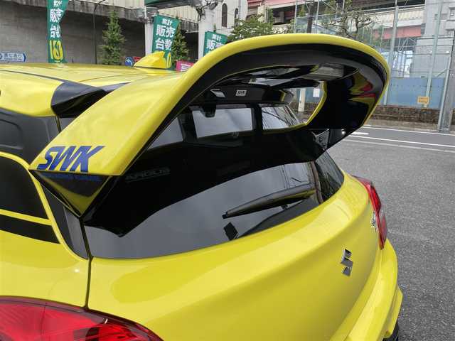 スズキ スイフト スポーツ セーフティPKG 東京都 2019(令1)年 2.8万km チャンピオンイエロー SWKリアウイング/ロッソモデロマフラー/ワンオーナー/社外メモリーナビ/　フルセグTV/DVD/CD/Bluetooth/バックカメラ/デュアルセンサーブレーキサポート/車線逸脱警報/アダプティブクルーズコントロール/ミラー型ドライブレコーダー/LEDヘッドライト/フォグランプ/オートライト/ビルトインETC/シートヒーター/ステアリングスイッチ/プッシュスタート/スマートキー/電動格納ミラー/ウインカーミラー/横すべり防止/フロアマット/ドアバイザー/保証書/取扱説明書