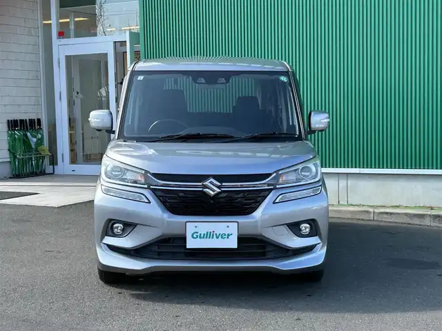 スズキ ソリオ バンディット HV MV 宮城県 2021(令3)年 4.5万km プレミアムシルバーメタリック パワースライドドア（運転席側）/全方位モニター用カメラパッケージ/・フロント/サイド/バックカメラ/・ステアリングスイッチ/・USBソケット/＝＝＝/セーフティサポート/・デュアルカメラブレーキサポート/・後退時ブレーキサポート/・誤発進抑制機能/・後方誤発進抑制機能/・車線逸脱警報機能/・ふらつき警報機能/・先行車発進お知らせ機能/・ハイビームアシスト/・アダプティブクルーズコントロール/リアパーキングセンサー/純正8インチナビ（CN-RZ865）/・CD/DVD/・Bluetooth/・フルセグTV/ビルトインETC/両側パワースライドドア/運転席シートヒーター/革巻きステアリング/パドルシフト/LEDヘッドランプ/フォグランプ/オートライト/スマートキー＆プッシュスタート/電動格納ミラー/純正15インチアルミホイール/純正フロアマット/純正ドアバイザー/W/サイド/カーテンエアバッグ
