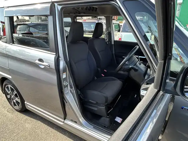 スズキ ソリオ バンディット HV MV 宮城県 2021(令3)年 4.5万km プレミアムシルバーメタリック パワースライドドア（運転席側）/全方位モニター用カメラパッケージ/・フロント/サイド/バックカメラ/・ステアリングスイッチ/・USBソケット/＝＝＝/セーフティサポート/・デュアルカメラブレーキサポート/・後退時ブレーキサポート/・誤発進抑制機能/・後方誤発進抑制機能/・車線逸脱警報機能/・ふらつき警報機能/・先行車発進お知らせ機能/・ハイビームアシスト/・アダプティブクルーズコントロール/リアパーキングセンサー/純正8インチナビ（CN-RZ865）/・CD/DVD/・Bluetooth/・フルセグTV/ビルトインETC/両側パワースライドドア/運転席シートヒーター/革巻きステアリング/パドルシフト/LEDヘッドランプ/フォグランプ/オートライト/スマートキー＆プッシュスタート/電動格納ミラー/純正15インチアルミホイール/純正フロアマット/純正ドアバイザー/W/サイド/カーテンエアバッグ