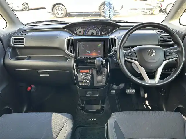 スズキ ソリオ バンディット HV MV 宮城県 2021(令3)年 4.5万km プレミアムシルバーメタリック パワースライドドア（運転席側）/全方位モニター用カメラパッケージ/・フロント/サイド/バックカメラ/・ステアリングスイッチ/・USBソケット/＝＝＝/セーフティサポート/・デュアルカメラブレーキサポート/・後退時ブレーキサポート/・誤発進抑制機能/・後方誤発進抑制機能/・車線逸脱警報機能/・ふらつき警報機能/・先行車発進お知らせ機能/・ハイビームアシスト/・アダプティブクルーズコントロール/リアパーキングセンサー/純正8インチナビ（CN-RZ865）/・CD/DVD/・Bluetooth/・フルセグTV/ビルトインETC/両側パワースライドドア/運転席シートヒーター/革巻きステアリング/パドルシフト/LEDヘッドランプ/フォグランプ/オートライト/スマートキー＆プッシュスタート/電動格納ミラー/純正15インチアルミホイール/純正フロアマット/純正ドアバイザー/W/サイド/カーテンエアバッグ