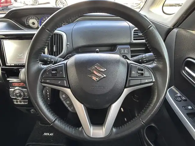 スズキ ソリオ バンディット HV MV 宮城県 2021(令3)年 4.5万km プレミアムシルバーメタリック パワースライドドア（運転席側）/全方位モニター用カメラパッケージ/・フロント/サイド/バックカメラ/・ステアリングスイッチ/・USBソケット/＝＝＝/セーフティサポート/・デュアルカメラブレーキサポート/・後退時ブレーキサポート/・誤発進抑制機能/・後方誤発進抑制機能/・車線逸脱警報機能/・ふらつき警報機能/・先行車発進お知らせ機能/・ハイビームアシスト/・アダプティブクルーズコントロール/リアパーキングセンサー/純正8インチナビ（CN-RZ865）/・CD/DVD/・Bluetooth/・フルセグTV/ビルトインETC/両側パワースライドドア/運転席シートヒーター/革巻きステアリング/パドルシフト/LEDヘッドランプ/フォグランプ/オートライト/スマートキー＆プッシュスタート/電動格納ミラー/純正15インチアルミホイール/純正フロアマット/純正ドアバイザー/W/サイド/カーテンエアバッグ