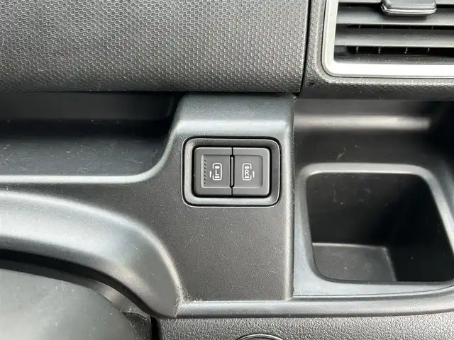 スズキ ソリオ バンディット HV MV 宮城県 2021(令3)年 4.5万km プレミアムシルバーメタリック パワースライドドア（運転席側）/全方位モニター用カメラパッケージ/・フロント/サイド/バックカメラ/・ステアリングスイッチ/・USBソケット/＝＝＝/セーフティサポート/・デュアルカメラブレーキサポート/・後退時ブレーキサポート/・誤発進抑制機能/・後方誤発進抑制機能/・車線逸脱警報機能/・ふらつき警報機能/・先行車発進お知らせ機能/・ハイビームアシスト/・アダプティブクルーズコントロール/リアパーキングセンサー/純正8インチナビ（CN-RZ865）/・CD/DVD/・Bluetooth/・フルセグTV/ビルトインETC/両側パワースライドドア/運転席シートヒーター/革巻きステアリング/パドルシフト/LEDヘッドランプ/フォグランプ/オートライト/スマートキー＆プッシュスタート/電動格納ミラー/純正15インチアルミホイール/純正フロアマット/純正ドアバイザー/W/サイド/カーテンエアバッグ