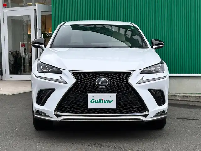 レクサス ＮＸ 300h Fスポーツ 宮城県 2019(令1)年 5.7万km ホワイトノーヴァガラスフレーク パノラミックビューモニターセット/・パノラミックビューモニター/・パーキングサポートブレーキ（静止物）/LEDヘッドランプセット/・角型3眼LEDヘッドランプ/・ヘッドランプクリーナー/・アダプティブハイビームシステム/＝＝＝/セーフティシステムプラス/・プリクラッシュセーフティ/・レーントレーシングアシスト/・レーダークルーズコントロール/・ロードサインアシスト/・先行車発進告知機能/純正ナビ/・CD/DVD/・Blu-ray/・Bluetooth/・フルセグTV/・USB/ビルトインETC2.0/前後ドライブレコーダー/ハンズフリーパワーバックドア/Fスポーツ専用革シート/パワーシート（運転席メモリー機能付）/シートヒーター/ベンチレーション/ステアリングヒーター/革巻きステアリング/パドルシフト/MTモード付AT/電動パーキングブレーキ/ブレーキホールド/フォグランプ/オートライト/スマートキー＆プッシュスタート/純正18インチAW/純正フロアマット/トノカバー/W/サイド/ニー/カーテンエアバッグ
