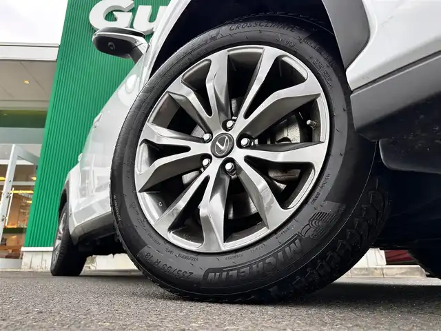 レクサス ＮＸ 300h Fスポーツ 宮城県 2019(令1)年 5.7万km ホワイトノーヴァガラスフレーク パノラミックビューモニターセット/・パノラミックビューモニター/・パーキングサポートブレーキ（静止物）/LEDヘッドランプセット/・角型3眼LEDヘッドランプ/・ヘッドランプクリーナー/・アダプティブハイビームシステム/＝＝＝/セーフティシステムプラス/・プリクラッシュセーフティ/・レーントレーシングアシスト/・レーダークルーズコントロール/・ロードサインアシスト/・先行車発進告知機能/純正ナビ/・CD/DVD/・Blu-ray/・Bluetooth/・フルセグTV/・USB/ビルトインETC2.0/前後ドライブレコーダー/ハンズフリーパワーバックドア/Fスポーツ専用革シート/パワーシート（運転席メモリー機能付）/シートヒーター/ベンチレーション/ステアリングヒーター/革巻きステアリング/パドルシフト/MTモード付AT/電動パーキングブレーキ/ブレーキホールド/フォグランプ/オートライト/スマートキー＆プッシュスタート/純正18インチAW/純正フロアマット/トノカバー/W/サイド/ニー/カーテンエアバッグ