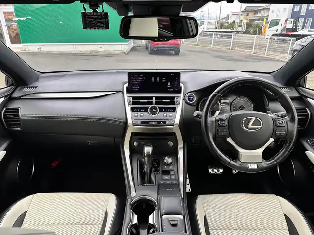 レクサス ＮＸ 300h Fスポーツ 宮城県 2019(令1)年 5.7万km ホワイトノーヴァガラスフレーク パノラミックビューモニターセット/・パノラミックビューモニター/・パーキングサポートブレーキ（静止物）/LEDヘッドランプセット/・角型3眼LEDヘッドランプ/・ヘッドランプクリーナー/・アダプティブハイビームシステム/＝＝＝/セーフティシステムプラス/・プリクラッシュセーフティ/・レーントレーシングアシスト/・レーダークルーズコントロール/・ロードサインアシスト/・先行車発進告知機能/純正ナビ/・CD/DVD/・Blu-ray/・Bluetooth/・フルセグTV/・USB/ビルトインETC2.0/前後ドライブレコーダー/ハンズフリーパワーバックドア/Fスポーツ専用革シート/パワーシート（運転席メモリー機能付）/シートヒーター/ベンチレーション/ステアリングヒーター/革巻きステアリング/パドルシフト/MTモード付AT/電動パーキングブレーキ/ブレーキホールド/フォグランプ/オートライト/スマートキー＆プッシュスタート/純正18インチAW/純正フロアマット/トノカバー/W/サイド/ニー/カーテンエアバッグ
