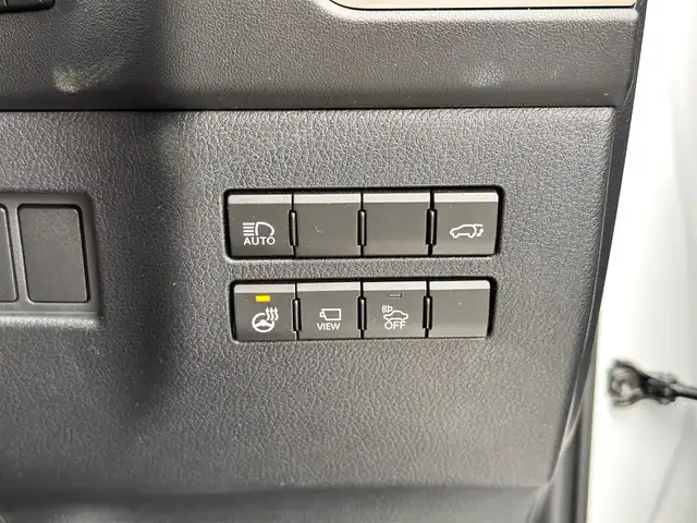 レクサス ＮＸ 300h Fスポーツ 宮城県 2019(令1)年 5.7万km ホワイトノーヴァガラスフレーク パノラミックビューモニターセット/・パノラミックビューモニター/・パーキングサポートブレーキ（静止物）/LEDヘッドランプセット/・角型3眼LEDヘッドランプ/・ヘッドランプクリーナー/・アダプティブハイビームシステム/＝＝＝/セーフティシステムプラス/・プリクラッシュセーフティ/・レーントレーシングアシスト/・レーダークルーズコントロール/・ロードサインアシスト/・先行車発進告知機能/純正ナビ/・CD/DVD/・Blu-ray/・Bluetooth/・フルセグTV/・USB/ビルトインETC2.0/前後ドライブレコーダー/ハンズフリーパワーバックドア/Fスポーツ専用革シート/パワーシート（運転席メモリー機能付）/シートヒーター/ベンチレーション/ステアリングヒーター/革巻きステアリング/パドルシフト/MTモード付AT/電動パーキングブレーキ/ブレーキホールド/フォグランプ/オートライト/スマートキー＆プッシュスタート/純正18インチAW/純正フロアマット/トノカバー/W/サイド/ニー/カーテンエアバッグ