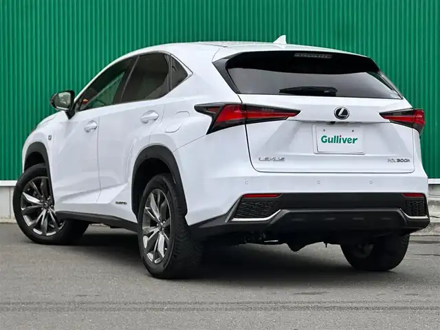 レクサス ＮＸ 300h Fスポーツ 宮城県 2019(令1)年 5.7万km ホワイトノーヴァガラスフレーク パノラミックビューモニターセット/・パノラミックビューモニター/・パーキングサポートブレーキ（静止物）/LEDヘッドランプセット/・角型3眼LEDヘッドランプ/・ヘッドランプクリーナー/・アダプティブハイビームシステム/＝＝＝/セーフティシステムプラス/・プリクラッシュセーフティ/・レーントレーシングアシスト/・レーダークルーズコントロール/・ロードサインアシスト/・先行車発進告知機能/純正ナビ/・CD/DVD/・Blu-ray/・Bluetooth/・フルセグTV/・USB/ビルトインETC2.0/前後ドライブレコーダー/ハンズフリーパワーバックドア/Fスポーツ専用革シート/パワーシート（運転席メモリー機能付）/シートヒーター/ベンチレーション/ステアリングヒーター/革巻きステアリング/パドルシフト/MTモード付AT/電動パーキングブレーキ/ブレーキホールド/フォグランプ/オートライト/スマートキー＆プッシュスタート/純正18インチAW/純正フロアマット/トノカバー/W/サイド/ニー/カーテンエアバッグ