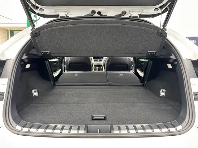レクサス ＮＸ 300h Fスポーツ 宮城県 2019(令1)年 5.7万km ホワイトノーヴァガラスフレーク パノラミックビューモニターセット/・パノラミックビューモニター/・パーキングサポートブレーキ（静止物）/LEDヘッドランプセット/・角型3眼LEDヘッドランプ/・ヘッドランプクリーナー/・アダプティブハイビームシステム/＝＝＝/セーフティシステムプラス/・プリクラッシュセーフティ/・レーントレーシングアシスト/・レーダークルーズコントロール/・ロードサインアシスト/・先行車発進告知機能/純正ナビ/・CD/DVD/・Blu-ray/・Bluetooth/・フルセグTV/・USB/ビルトインETC2.0/前後ドライブレコーダー/ハンズフリーパワーバックドア/Fスポーツ専用革シート/パワーシート（運転席メモリー機能付）/シートヒーター/ベンチレーション/ステアリングヒーター/革巻きステアリング/パドルシフト/MTモード付AT/電動パーキングブレーキ/ブレーキホールド/フォグランプ/オートライト/スマートキー＆プッシュスタート/純正18インチAW/純正フロアマット/トノカバー/W/サイド/ニー/カーテンエアバッグ