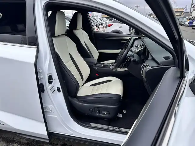 レクサス ＮＸ 300h Fスポーツ 宮城県 2019(令1)年 5.7万km ホワイトノーヴァガラスフレーク パノラミックビューモニターセット/・パノラミックビューモニター/・パーキングサポートブレーキ（静止物）/LEDヘッドランプセット/・角型3眼LEDヘッドランプ/・ヘッドランプクリーナー/・アダプティブハイビームシステム/＝＝＝/セーフティシステムプラス/・プリクラッシュセーフティ/・レーントレーシングアシスト/・レーダークルーズコントロール/・ロードサインアシスト/・先行車発進告知機能/純正ナビ/・CD/DVD/・Blu-ray/・Bluetooth/・フルセグTV/・USB/ビルトインETC2.0/前後ドライブレコーダー/ハンズフリーパワーバックドア/Fスポーツ専用革シート/パワーシート（運転席メモリー機能付）/シートヒーター/ベンチレーション/ステアリングヒーター/革巻きステアリング/パドルシフト/MTモード付AT/電動パーキングブレーキ/ブレーキホールド/フォグランプ/オートライト/スマートキー＆プッシュスタート/純正18インチAW/純正フロアマット/トノカバー/W/サイド/ニー/カーテンエアバッグ