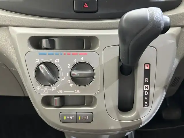 ダイハツ ミラ イース L SA 愛媛県 2015(平27)年 8.3万km コットンアイボリー ・ナビ（ワンセグＴＶ・ＣＤ・ＳＤ・ＦＭ・ＡＭ・ＵＳＢ）/・ＥＴＣ　/・衝突軽減　/・リモコンキー　/・スペアキー