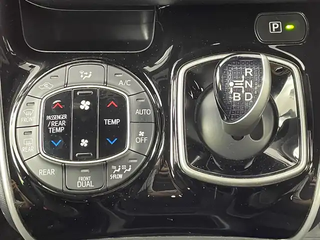 トヨタ ヴォクシー ハイブリッド ZS 煌Ⅱ 大阪府 2020(令2)年 3.3万km イナズマスパーキングブラックガラスフレーク トヨタセーフティーセンス/　・プリクラッシュセーフティ/　・レーントレーシングアシスト/　・レーンディパーチャーアラート/　・ロードサインアシスト/　・オートマチックハイビーム/純正ナビ/　（Bluetooth/CD/DVD）/フルセグTV/バックカメラ/両側パワースライドドア/クルーズコントロール/LEDヘッドライト/フォグランプ/純正16インチアルミホイール/純正フロアマット/スマートキー/ETC