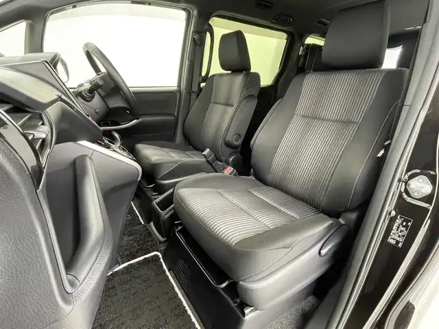 トヨタ ヴォクシー ハイブリッド ZS 煌Ⅱ 大阪府 2020(令2)年 3.3万km イナズマスパーキングブラックガラスフレーク トヨタセーフティーセンス/　・プリクラッシュセーフティ/　・レーントレーシングアシスト/　・レーンディパーチャーアラート/　・ロードサインアシスト/　・オートマチックハイビーム/純正ナビ/　（Bluetooth/CD/DVD）/フルセグTV/バックカメラ/両側パワースライドドア/クルーズコントロール/LEDヘッドライト/フォグランプ/純正16インチアルミホイール/純正フロアマット/スマートキー/ETC