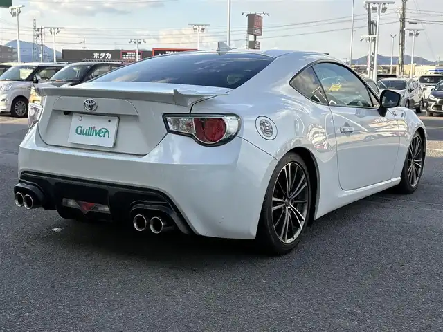 トヨタ ８６ GT リミテッド 徳島県 2015(平27)年 7.9万km クリスタルホワイトパール 7インチナビ AVIC-RW09/(フルセグ/Bluetooth/AM/FM/DISC)/バックカメラ/プッシュスタート/MTモード付AT/パドルシフト/ETC/社外サス/純正サス積込/TRDマフラー/オートライト/HIDヘッドライト/前後フォグ/純正フロアマット/純正17インチアルミホイール/ハーフレザー/前席シートヒーター/リアエアロ/横滑り防止装置/盗難防止装置/ダブル+サイド+カーテンエアバッグ