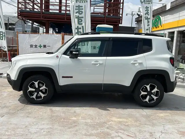 クライスラー・ジープ ジープ レネゲード トレイルホーク 京都府 2022(令4)年 3.7万km 白  純正ナビ/　・フルセグTV/　・BTオーディオ/　・AM/FM/　・バックカメラ/ レーンセンス/ パークセンス/ ブラインドスポットモニター/ 4WD/ ターボ車/ クルーズコントロール/ ドライブレコーダー/ Bin ETC/ ステアリングリモコン/ 電動格納ミラー/ 純正フロアマット/ LEDヘッドライト/ フォグライト/ 純正17インチアルミホイール/ バックフォグライト/ ルーフレール