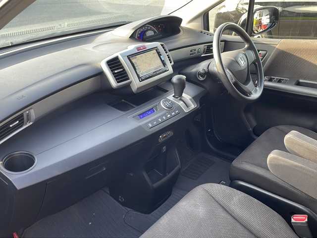ホンダ フリード G ジャストセレクション 福岡県 2014(平26)年 8.7万km プレミアムスパークルブラックパール 純正７インチナビ　/(バックカメラ/ＴＶ/ＤＶＤ/Ｂｌｕｅｔｏｏｔｈ/ＣＤ)/片側パワースライドドア　/ビルトインＥＴＣ　/横滑り防止装置　/スマートキー　/ドアバイザー　/純正フロアマット
