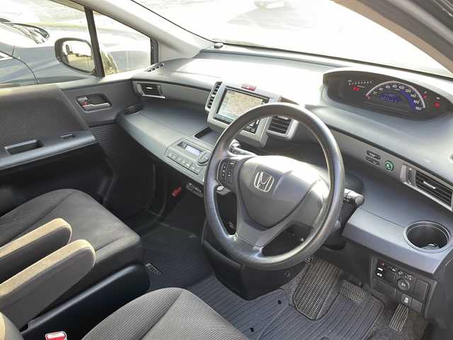 ホンダ フリード G ジャストセレクション 福岡県 2014(平26)年 8.7万km プレミアムスパークルブラックパール 純正７インチナビ　/(バックカメラ/ＴＶ/ＤＶＤ/Ｂｌｕｅｔｏｏｔｈ/ＣＤ)/片側パワースライドドア　/ビルトインＥＴＣ　/横滑り防止装置　/スマートキー　/ドアバイザー　/純正フロアマット