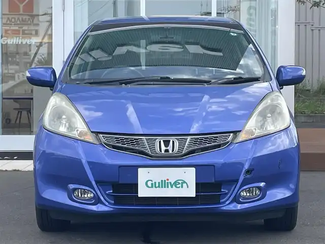 ホンダ フィット G 10thアニバーサリー 道央・札幌 2011(平23)年 6万km アズールブルーメタリック ・4WD/・寒冷地仕様/・社外ナビ/SD&CD&DVD&BT&フルセグTV/・ETC/・ABS/・盗難防止装置/・オートライト/・電動格納ミラー/・ウィンカーミラー/・ドアバイザー/・フォグランプ/・純正フロアマット/・スペアキー1本(インテリジェントキーのみ)/・保証書/・取扱説明書
