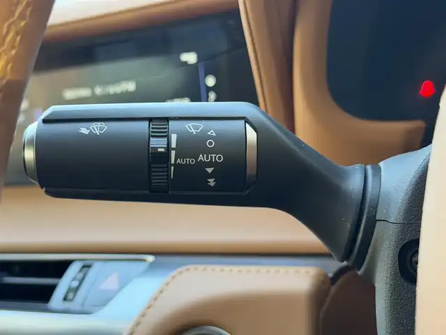 レクサス ＬＣ 500h 兵庫県 2021(令3)年 5万km ソニックチタニウム ワンオーナー/カーボンルーフ/純正ナビ/(CD/DVD/BT/USB/AUX)/フルセグTV/バックカメラ/ETC2.0/衝突軽減ブレーキ/レーダークルーズコントロール/ブラインドスポットモニター/パドルシフト/前後ドライブレコーダー/前席パワーシート/LEDヘッドライト/オートライト/オートハイビーム/電動パーキングブレーキ/オートホールド/電動格納ミラー/オートリトラミラー/ステアリングリモコン/スマートキー/スペアキー×１/カードキー×１/純正フロアマット/純正アルミ20インチ/取扱説明書・保証書