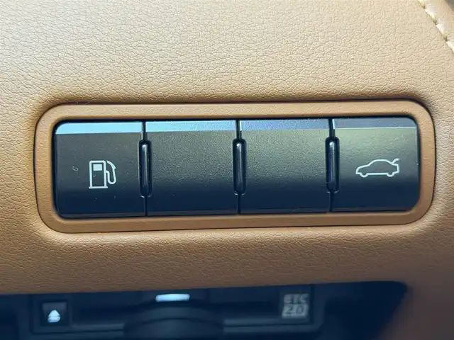 レクサス ＬＣ 500h 兵庫県 2021(令3)年 5万km ソニックチタニウム ワンオーナー/カーボンルーフ/純正ナビ/(CD/DVD/BT/USB/AUX)/フルセグTV/バックカメラ/ETC2.0/衝突軽減ブレーキ/レーダークルーズコントロール/ブラインドスポットモニター/パドルシフト/前後ドライブレコーダー/前席パワーシート/LEDヘッドライト/オートライト/オートハイビーム/電動パーキングブレーキ/オートホールド/電動格納ミラー/オートリトラミラー/ステアリングリモコン/スマートキー/スペアキー×１/カードキー×１/純正フロアマット/純正アルミ20インチ/取扱説明書・保証書