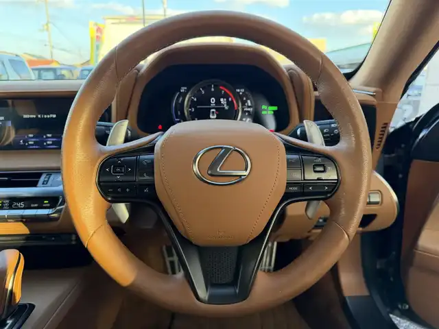 レクサス ＬＣ 500h 兵庫県 2021(令3)年 5万km ソニックチタニウム ワンオーナー/カーボンルーフ/純正ナビ/(CD/DVD/BT/USB/AUX)/フルセグTV/バックカメラ/ETC2.0/衝突軽減ブレーキ/レーダークルーズコントロール/ブラインドスポットモニター/パドルシフト/前後ドライブレコーダー/前席パワーシート/LEDヘッドライト/オートライト/オートハイビーム/電動パーキングブレーキ/オートホールド/電動格納ミラー/オートリトラミラー/ステアリングリモコン/スマートキー/スペアキー×１/カードキー×１/純正フロアマット/純正アルミ20インチ/取扱説明書・保証書