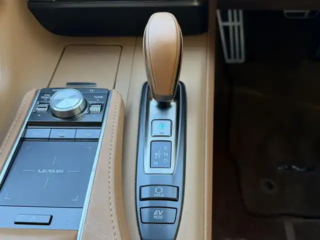 レクサス ＬＣ 500h 兵庫県 2021(令3)年 5万km ソニックチタニウム ワンオーナー/カーボンルーフ/純正ナビ/(CD/DVD/BT/USB/AUX)/フルセグTV/バックカメラ/ETC2.0/衝突軽減ブレーキ/レーダークルーズコントロール/ブラインドスポットモニター/パドルシフト/前後ドライブレコーダー/前席パワーシート/LEDヘッドライト/オートライト/オートハイビーム/電動パーキングブレーキ/オートホールド/電動格納ミラー/オートリトラミラー/ステアリングリモコン/スマートキー/スペアキー×１/カードキー×１/純正フロアマット/純正アルミ20インチ/取扱説明書・保証書