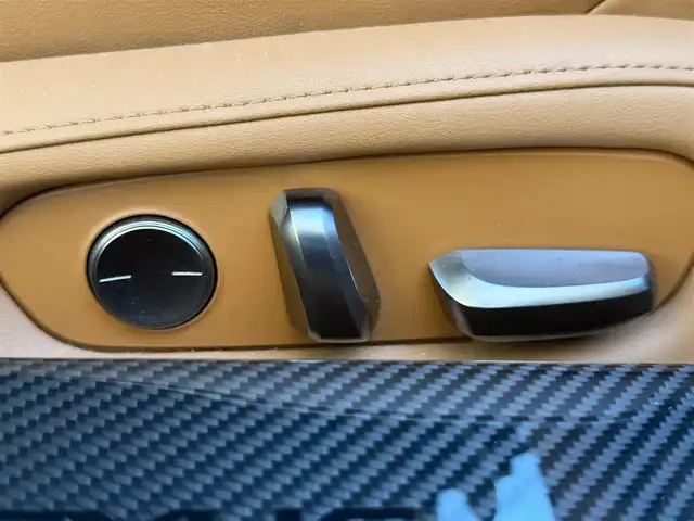 レクサス ＬＣ 500h 兵庫県 2021(令3)年 5万km ソニックチタニウム ワンオーナー/カーボンルーフ/純正ナビ/(CD/DVD/BT/USB/AUX)/フルセグTV/バックカメラ/ETC2.0/衝突軽減ブレーキ/レーダークルーズコントロール/ブラインドスポットモニター/パドルシフト/前後ドライブレコーダー/前席パワーシート/LEDヘッドライト/オートライト/オートハイビーム/電動パーキングブレーキ/オートホールド/電動格納ミラー/オートリトラミラー/ステアリングリモコン/スマートキー/スペアキー×１/カードキー×１/純正フロアマット/純正アルミ20インチ/取扱説明書・保証書