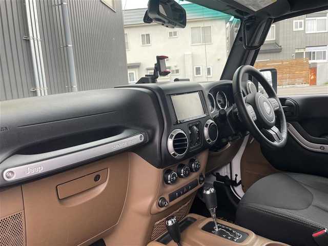 クライスラー・ジープ ジープ ラングラー アンリミテッド サハラ 青森県 2016(平28)年 5.5万km 白 /4WD/社外SDナビ（フルセグ/DVD/CD/BT）/ETC/バックカメラ/サイドカメラ/クルーズコントロール/ワイドボアインナーハンドル/フードプロテクター/ボンネットキー/社外LEDヘットライト/社外LEDフォグランプ/アルパインスピーカー/純正18インチAW/革巻きステリング/車両取扱説明書