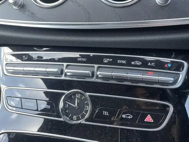 メルセデス・ベンツ Ｅ２００ 4マチック AVG AMGライン 熊本県 2020(令2)年 1.9万km オブシディアンブラック サンルーフ/革シート/純正ナビ/ブルメスターサラウンドサウンドシステム/バックカメラ/ETC/前後ドライブレコーダー/ワンオーナー/純正19インチAW/レーダークルーズ/パワートランク/パドルシフト/前席パワーシート・右前席シートメモリー/全席シートヒーター/LEDヘッドライト/オートライト/前後コーナーセンサー/横滑り防止装置/ウィンカーミラー/純正フロアマット/新車保証書/取扱説明書