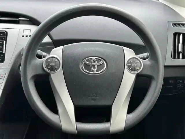 トヨタ プリウス L 福岡県 2014(平26)年 8.6万km スーパーホワイトⅡ 社外メモリナビ/・AM/FM/CD/DVD/SD/iPod/・Bluetooth/・フルセグTV/ETC/車両接近通報装置/ステアリングスイッチ/ボタン式サイドブレーキ/PWR/ECO/EVモード切替/スマートキー/プッシュスタート/電動格納ミラー/ウィンカーミラー/ウィンドウロック/ヘッドライトレベライザー/フォグランプ/キセノンヘッドライト/純正アルミホイール
