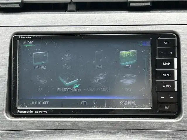 トヨタ プリウス L 福岡県 2014(平26)年 8.6万km スーパーホワイトⅡ 社外メモリナビ/・AM/FM/CD/DVD/SD/iPod/・Bluetooth/・フルセグTV/ETC/車両接近通報装置/ステアリングスイッチ/ボタン式サイドブレーキ/PWR/ECO/EVモード切替/スマートキー/プッシュスタート/電動格納ミラー/ウィンカーミラー/ウィンドウロック/ヘッドライトレベライザー/フォグランプ/キセノンヘッドライト/純正アルミホイール