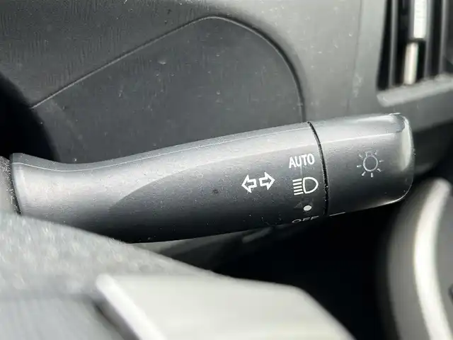 トヨタ プリウス L 福岡県 2014(平26)年 8.6万km スーパーホワイトⅡ 社外メモリナビ/・AM/FM/CD/DVD/SD/iPod/・Bluetooth/・フルセグTV/ETC/車両接近通報装置/ステアリングスイッチ/ボタン式サイドブレーキ/PWR/ECO/EVモード切替/スマートキー/プッシュスタート/電動格納ミラー/ウィンカーミラー/ウィンドウロック/ヘッドライトレベライザー/フォグランプ/キセノンヘッドライト/純正アルミホイール
