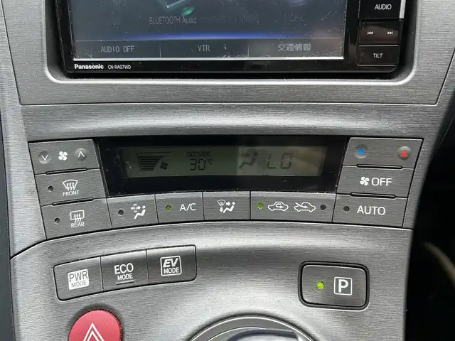 トヨタ プリウス L 福岡県 2014(平26)年 8.6万km スーパーホワイトⅡ 社外メモリナビ/・AM/FM/CD/DVD/SD/iPod/・Bluetooth/・フルセグTV/ETC/車両接近通報装置/ステアリングスイッチ/ボタン式サイドブレーキ/PWR/ECO/EVモード切替/スマートキー/プッシュスタート/電動格納ミラー/ウィンカーミラー/ウィンドウロック/ヘッドライトレベライザー/フォグランプ/キセノンヘッドライト/純正アルミホイール