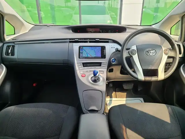 トヨタ プリウス L 福岡県 2014(平26)年 8.6万km スーパーホワイトⅡ 社外メモリナビ/・AM/FM/CD/DVD/SD/iPod/・Bluetooth/・フルセグTV/ETC/車両接近通報装置/ステアリングスイッチ/ボタン式サイドブレーキ/PWR/ECO/EVモード切替/スマートキー/プッシュスタート/電動格納ミラー/ウィンカーミラー/ウィンドウロック/ヘッドライトレベライザー/フォグランプ/キセノンヘッドライト/純正アルミホイール