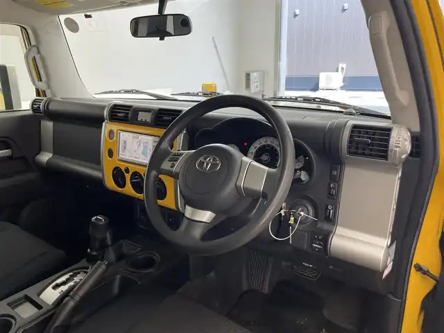 トヨタ ＦＪクルーザー 滋賀県 2011(平23)年 8.9万km イエロー/ホワイト 純正ナビ/バックカメラ/コーナーセンサー/ステアリングスイッチ/キーレス/ヘッドライトレベライザー/カーテンエアバッグ/フロアマット