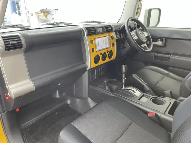 トヨタ ＦＪクルーザー 滋賀県 2011(平23)年 8.9万km イエロー/ホワイト 純正ナビ/バックカメラ/コーナーセンサー/ステアリングスイッチ/キーレス/ヘッドライトレベライザー/カーテンエアバッグ/フロアマット