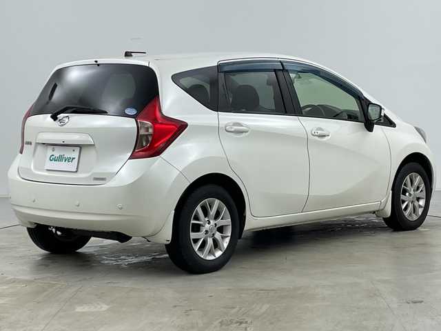 日産 ノート 道央・札幌 2015(平27)年 5.1万km ブリリアントホワイトパール ・４WD/・社外ナビ/　CD/DVD/SD/ワンセグTV/・バックカメラ/・全方位カメラ/・衝突軽減ブレーキ/・コーナーセンサー/・スマートキー/・オートライト/・LEDヘッドライト/・ETC/・15インチ純正アルミホイール/・純正フロアマット