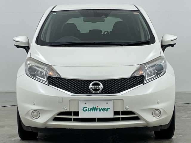 日産 ノート 道央・札幌 2015(平27)年 5.1万km ブリリアントホワイトパール ・４WD/・社外ナビ/　CD/DVD/SD/ワンセグTV/・バックカメラ/・全方位カメラ/・衝突軽減ブレーキ/・コーナーセンサー/・スマートキー/・オートライト/・LEDヘッドライト/・ETC/・15インチ純正アルミホイール/・純正フロアマット