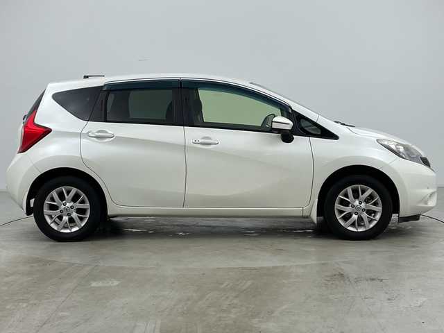 日産 ノート 道央・札幌 2015(平27)年 5.1万km ブリリアントホワイトパール ・４WD/・社外ナビ/　CD/DVD/SD/ワンセグTV/・バックカメラ/・全方位カメラ/・衝突軽減ブレーキ/・コーナーセンサー/・スマートキー/・オートライト/・LEDヘッドライト/・ETC/・15インチ純正アルミホイール/・純正フロアマット