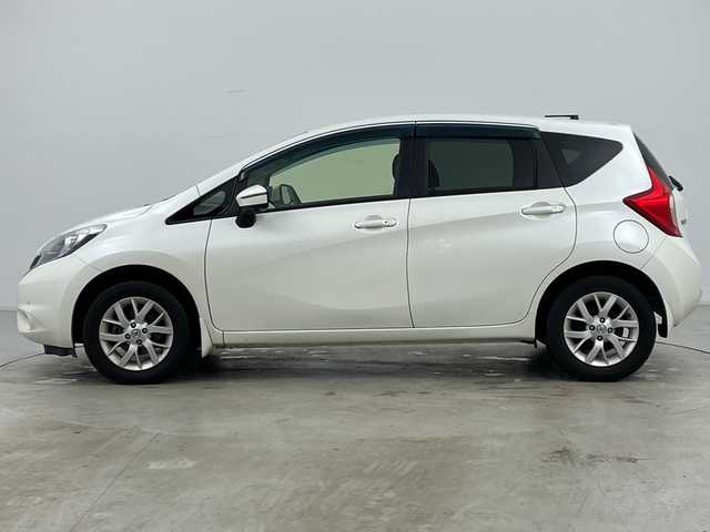 日産 ノート 道央・札幌 2015(平27)年 5.1万km ブリリアントホワイトパール ・４WD/・社外ナビ/　CD/DVD/SD/ワンセグTV/・バックカメラ/・全方位カメラ/・衝突軽減ブレーキ/・コーナーセンサー/・スマートキー/・オートライト/・LEDヘッドライト/・ETC/・15インチ純正アルミホイール/・純正フロアマット