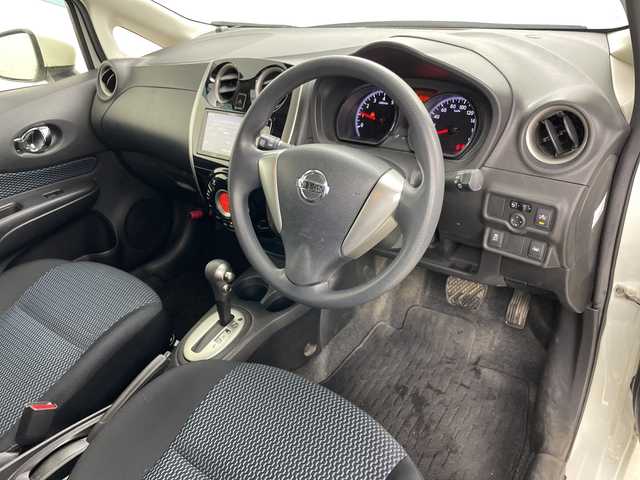 日産 ノート 道央・札幌 2015(平27)年 5.1万km ブリリアントホワイトパール ・４WD/・社外ナビ/　CD/DVD/SD/ワンセグTV/・バックカメラ/・全方位カメラ/・衝突軽減ブレーキ/・コーナーセンサー/・スマートキー/・オートライト/・LEDヘッドライト/・ETC/・15インチ純正アルミホイール/・純正フロアマット