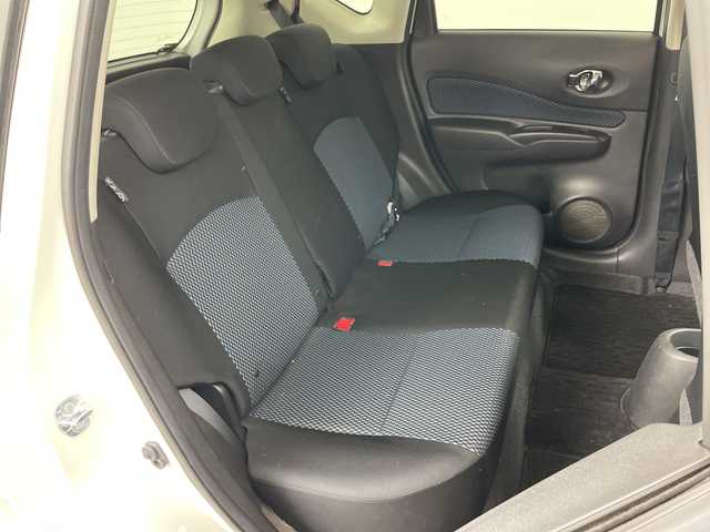 日産 ノート 道央・札幌 2015(平27)年 5.1万km ブリリアントホワイトパール ・４WD/・社外ナビ/　CD/DVD/SD/ワンセグTV/・バックカメラ/・全方位カメラ/・衝突軽減ブレーキ/・コーナーセンサー/・スマートキー/・オートライト/・LEDヘッドライト/・ETC/・15インチ純正アルミホイール/・純正フロアマット