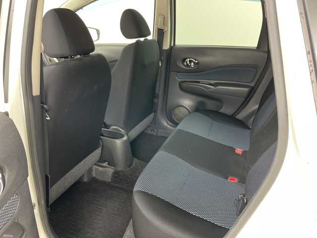 日産 ノート 道央・札幌 2015(平27)年 5.1万km ブリリアントホワイトパール ・４WD/・社外ナビ/　CD/DVD/SD/ワンセグTV/・バックカメラ/・全方位カメラ/・衝突軽減ブレーキ/・コーナーセンサー/・スマートキー/・オートライト/・LEDヘッドライト/・ETC/・15インチ純正アルミホイール/・純正フロアマット