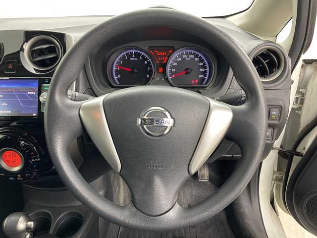 日産 ノート 道央・札幌 2015(平27)年 5.1万km ブリリアントホワイトパール ・４WD/・社外ナビ/　CD/DVD/SD/ワンセグTV/・バックカメラ/・全方位カメラ/・衝突軽減ブレーキ/・コーナーセンサー/・スマートキー/・オートライト/・LEDヘッドライト/・ETC/・15インチ純正アルミホイール/・純正フロアマット