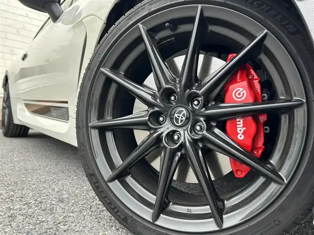 トヨタ ＧＲ８６ RZ 40thアニバーサリーLTD 滋賀県 2024(令6)年 0.7万km クリスタルホワイトパール ワンオーナー/ブレンボキャリパー/9インチ純正ナビ【NMZN-Y73D】/（FM/AM/CD/DVD/SD/フルセグ/Bluetooth/HDMI）/前後ドライブレコーダー/ETC/バックカメラ/アイサイトコアテクノロジー/・プリクラッシュブレーキアシスト	/・レーンキープアシスト	/・追従機能付クルーズコントロール/・コーナー・バックセンサー（ソナー）	/運転席・助手席シートヒーター/電動格納ミラー/革巻きステアリング/ステアリングスイッチ/オートライト/LEDヘッドライト/リアフォグ/オートマチックハイビーム/フルオートエアコン/プッシュスタート/スマートキー/スペアキー/純正フロアマット/USBポート