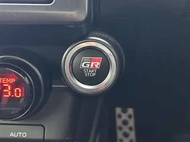 トヨタ ＧＲ８６ RZ 40thアニバーサリーLTD 滋賀県 2024(令6)年 0.7万km クリスタルホワイトパール ワンオーナー/ブレンボキャリパー/9インチ純正ナビ【NMZN-Y73D】/（FM/AM/CD/DVD/SD/フルセグ/Bluetooth/HDMI）/前後ドライブレコーダー/ETC/バックカメラ/アイサイトコアテクノロジー/・プリクラッシュブレーキアシスト	/・レーンキープアシスト	/・追従機能付クルーズコントロール/・コーナー・バックセンサー（ソナー）	/運転席・助手席シートヒーター/電動格納ミラー/革巻きステアリング/ステアリングスイッチ/オートライト/LEDヘッドライト/リアフォグ/オートマチックハイビーム/フルオートエアコン/プッシュスタート/スマートキー/スペアキー/純正フロアマット/USBポート